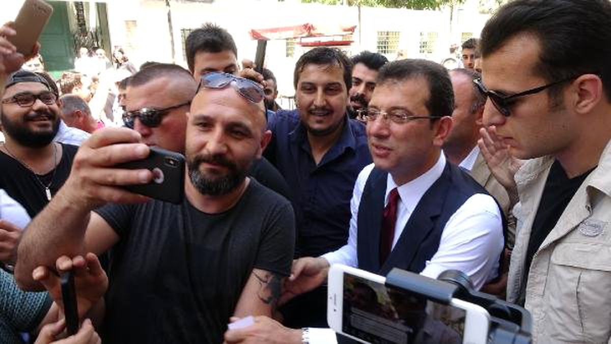 İmamoğlu İstiklal Caddesi\'nde Gezdi