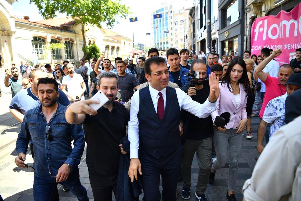 İstiklal Caddesi\'nde İmamoğlu İzdihamı