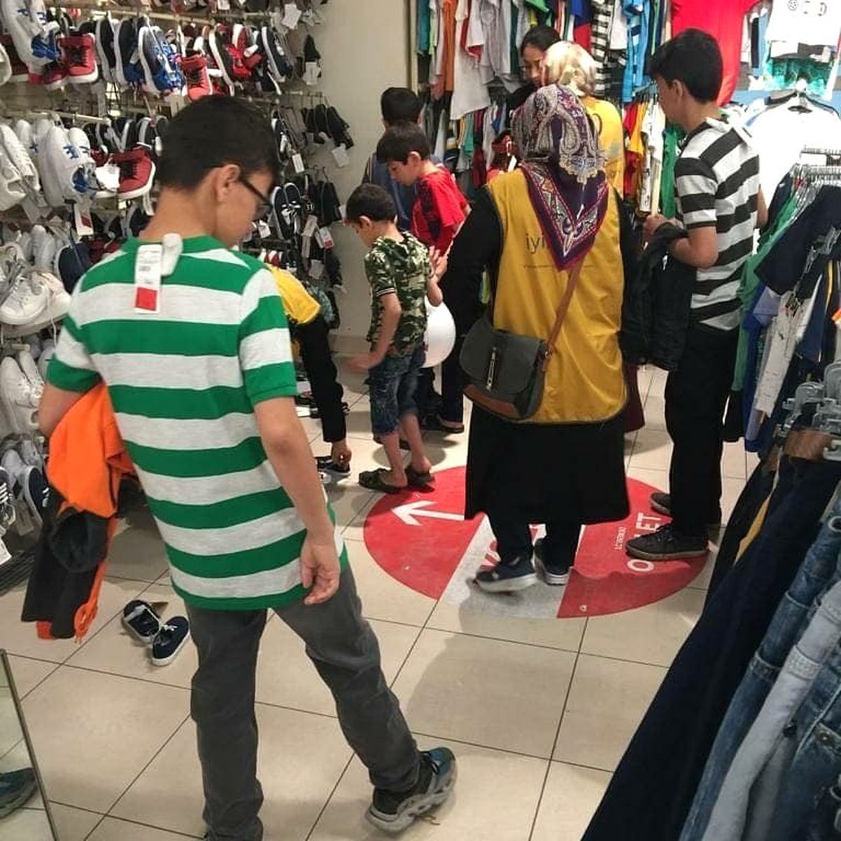 İyilikder Yetim Çocukları Giydirdi