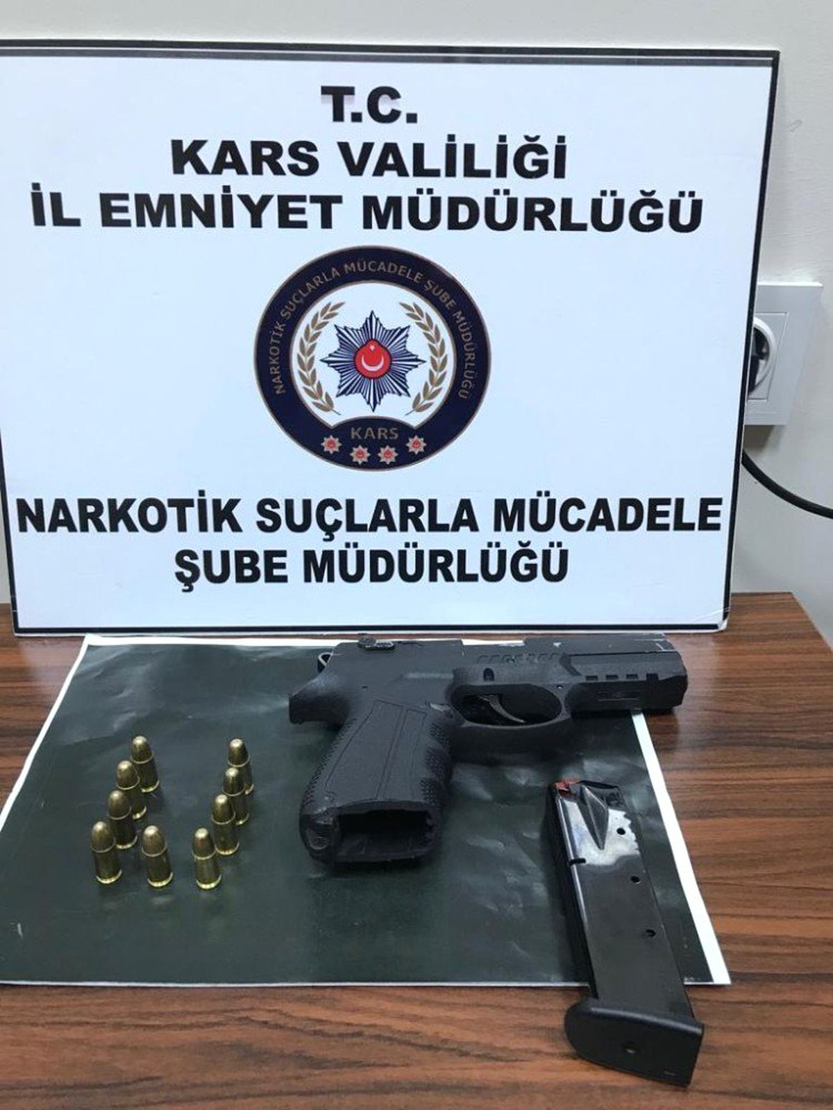 Kars\'ta 2 Tabanca ve Uyuşturucu Yakalandı