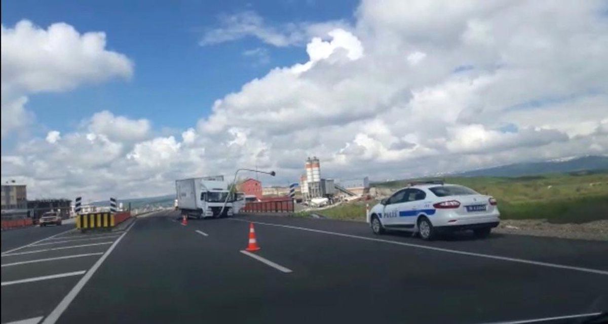 Kars\'ta Lastiği Patlayan Kamyon Sinyalizasyon Direğine Çarptı