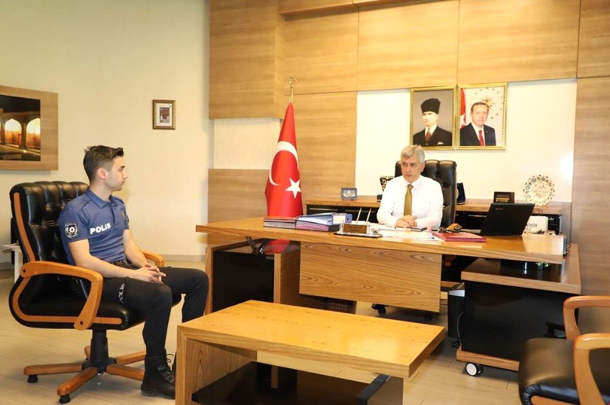 Kaymakam Arıcan\'dan Nehre Atlayan Kadını Kurtaran Polise Ödül