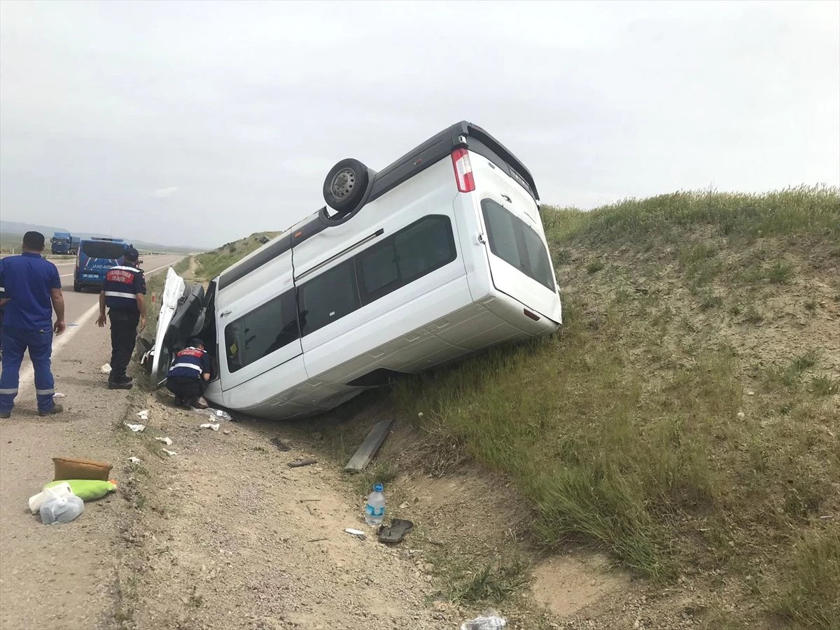 Kırıkkale\'de Minibüs Devrildi: 8 Yaralı