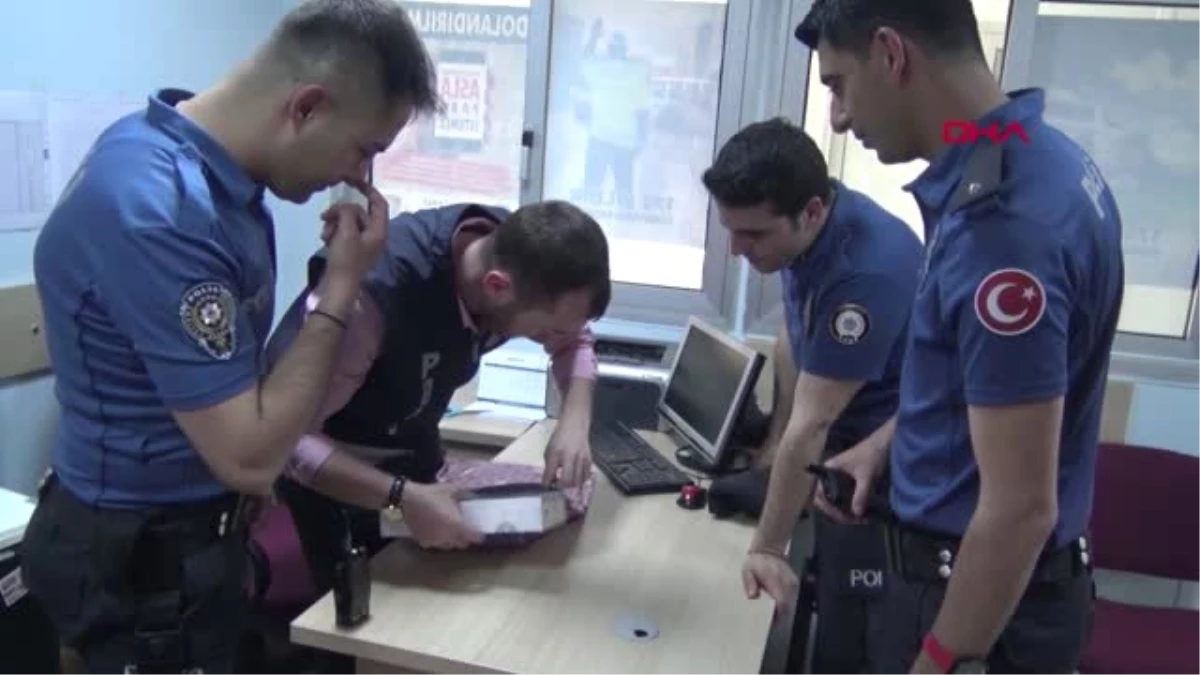 Kocaeli Polisler, Tableti Çalınan Muhammet\'i Yeni Tablet Alarak Sevindirdi
