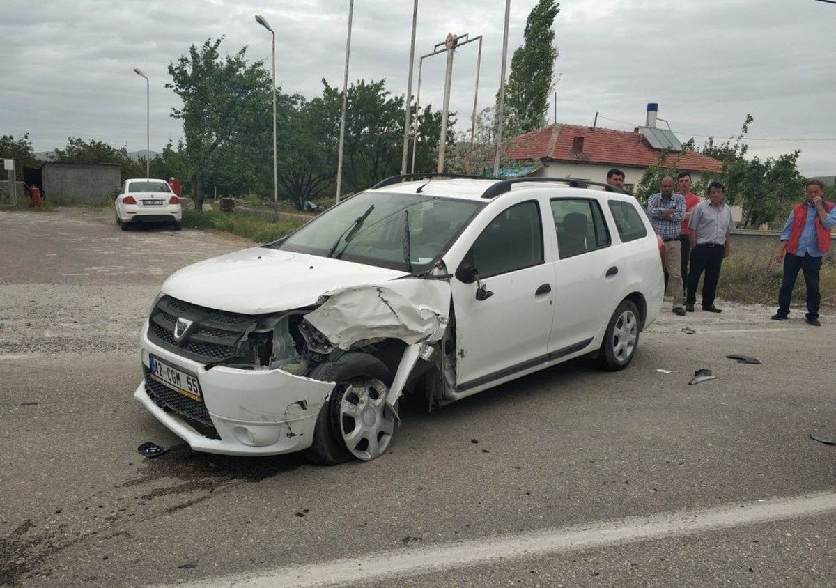 Kulu Otomobiller Çarpıştı: 2 Yaralı