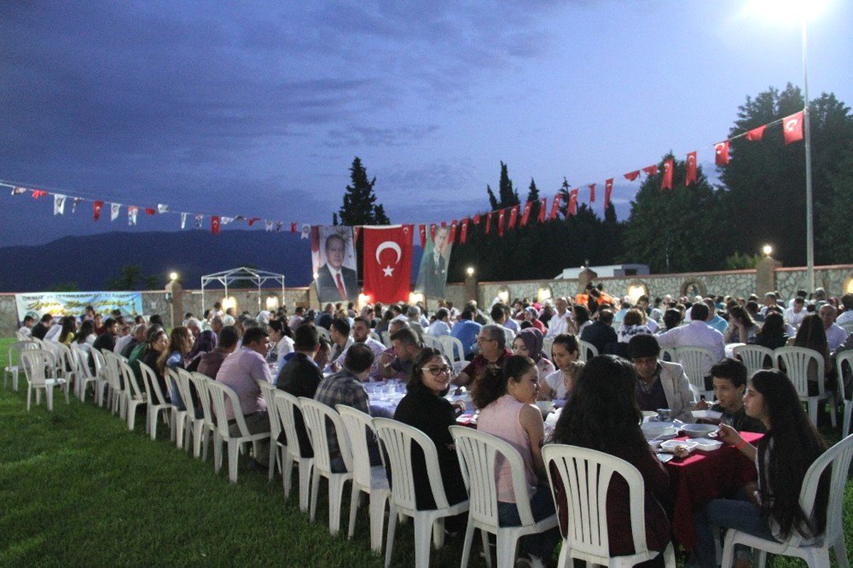 Kuyucak Belediyesi\'nden Öksüz ve Yetimlere İftar Yemeği
