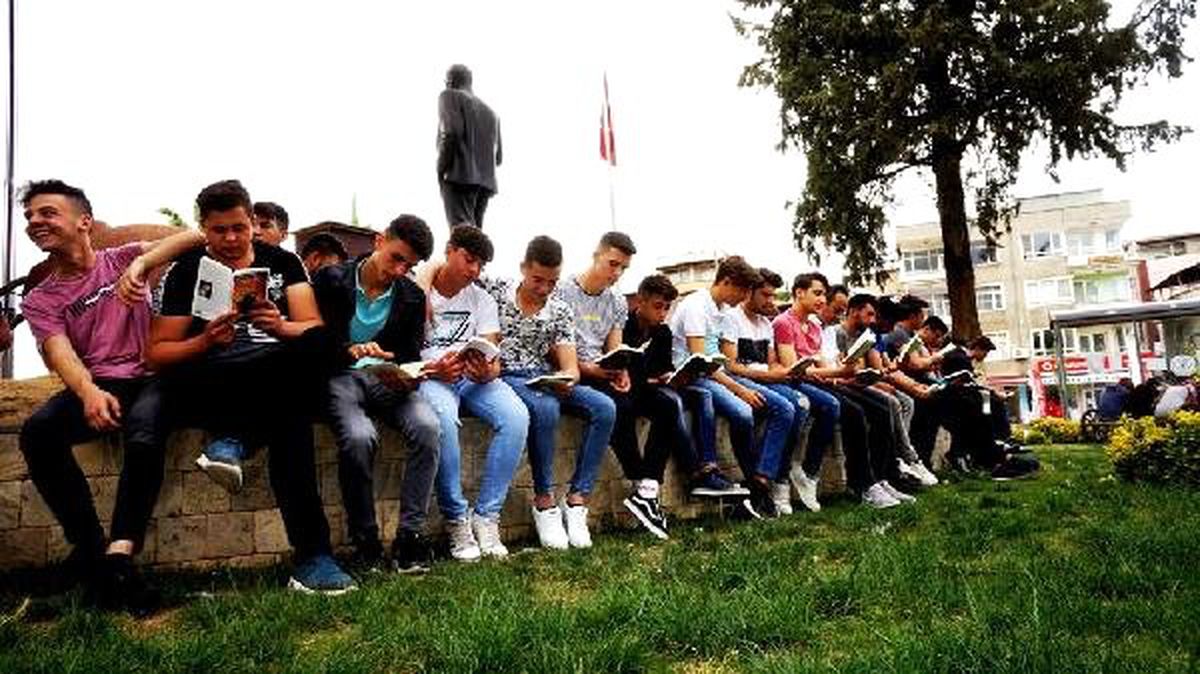 Liseliler Farkındalık İçin Kitap Okudu