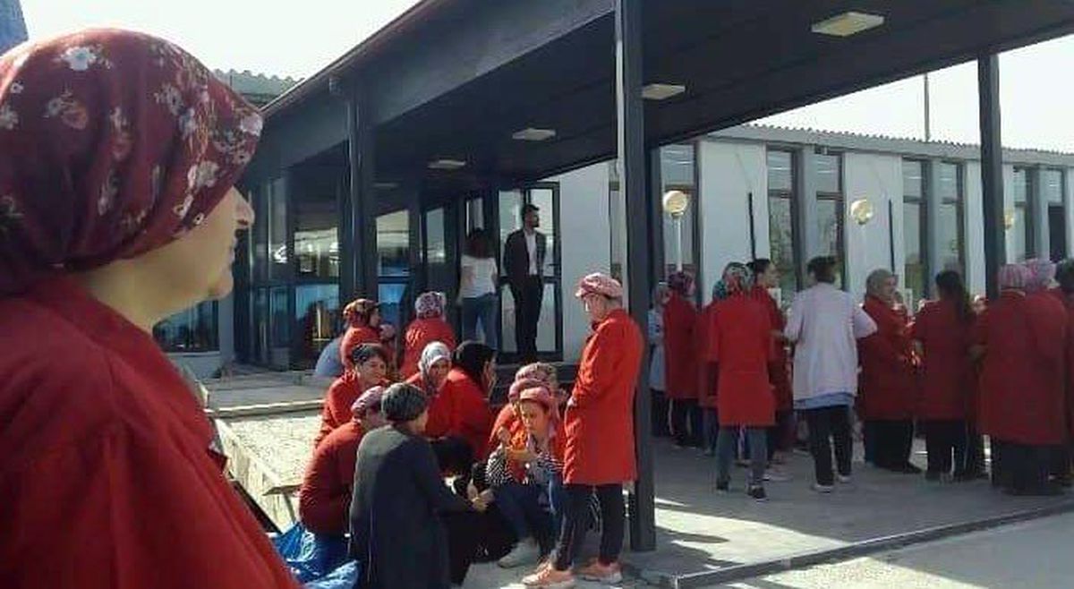 Maaşlarını Alamayan Fabrika İşçileri Grev Yapıyor