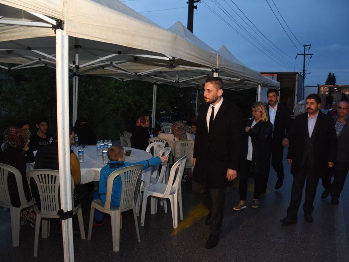 Mahalle Sakinleri ile Orucunu Açtı