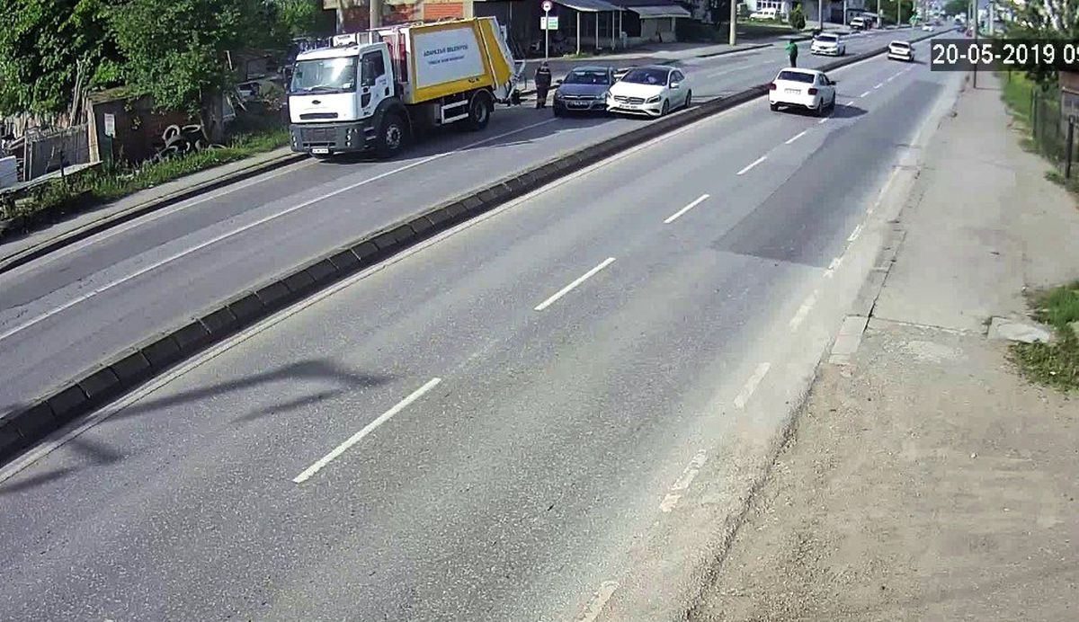Otomobile Yandan Çarpıp Karşı Şeride Uçtu: 2 Yaralı