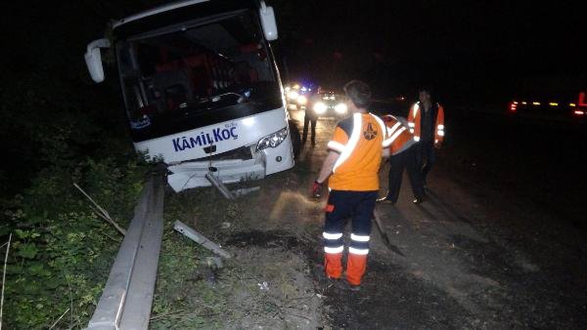 Otomobille Çarpışan Otobüs Bariyerlere Çarparak Durabildi