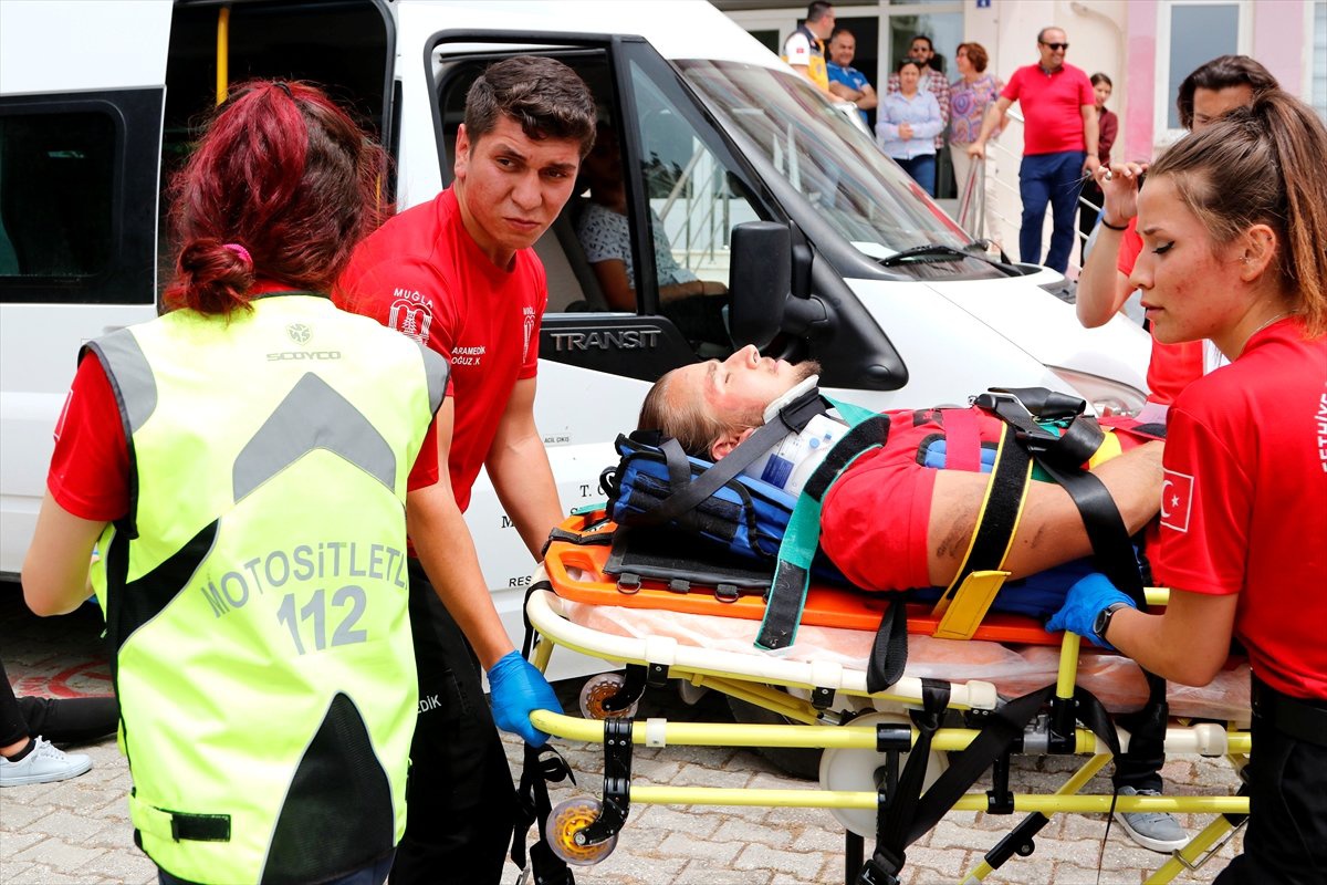 Paramedik Öğrencilerine "Trafik Kazası" Tatbikatla Anlatıldı