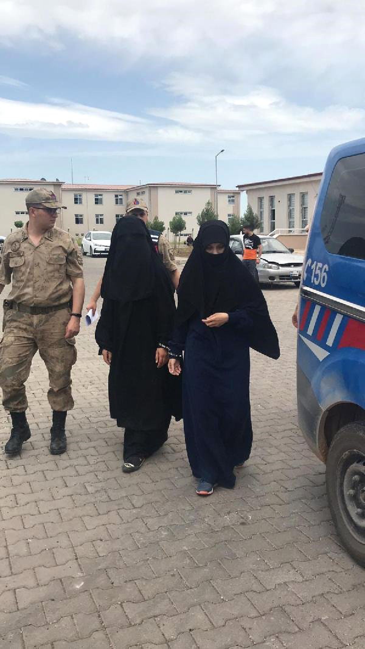 Pkk/pyd Kampından Kaçan Deaş\'lı 2 Kadın Sınırda Yakalandı