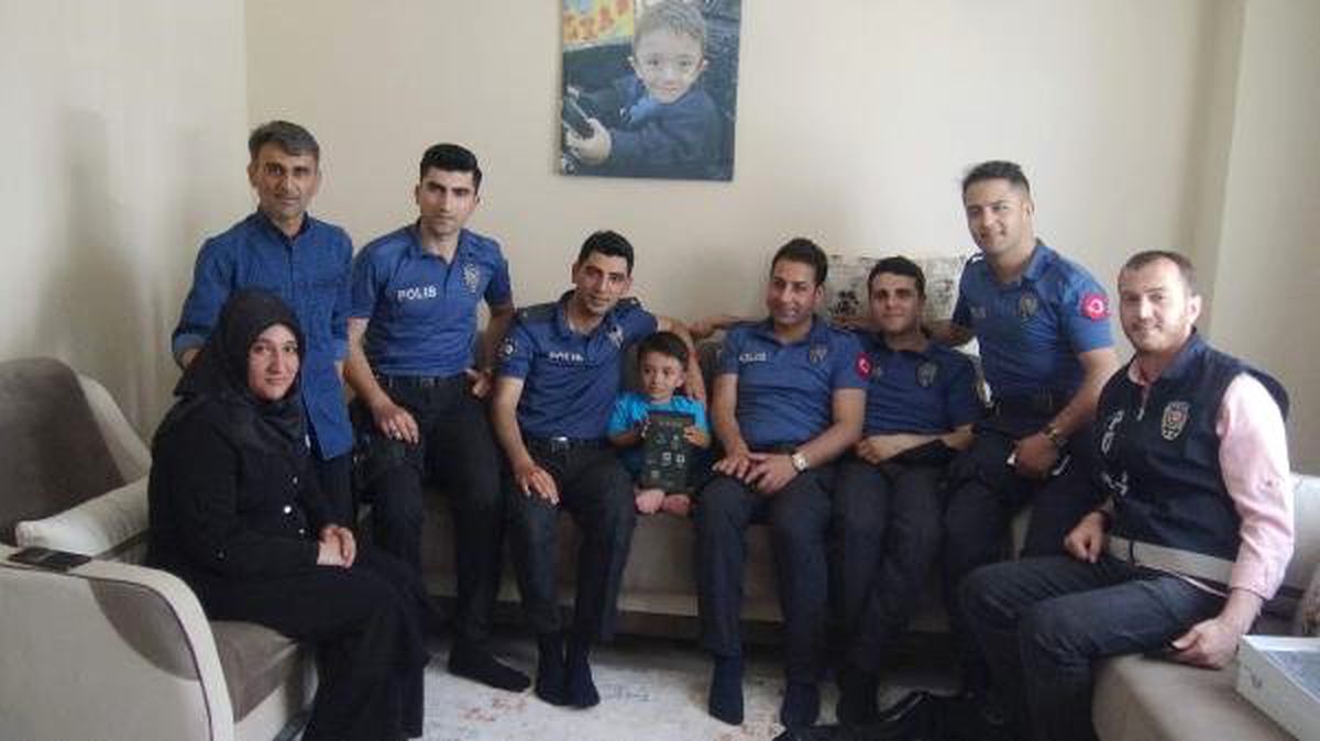 Polisler, Tableti Çalınan Muhammet\'i Yeni Tablet Alarak Sevindirdi