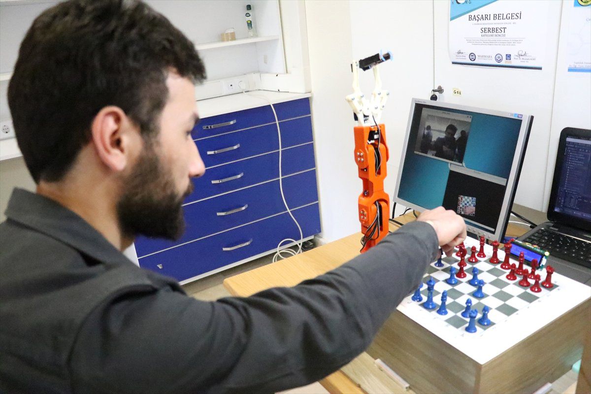 Robotik Kol "Çolak", Satrançta Rakip Tanımıyor