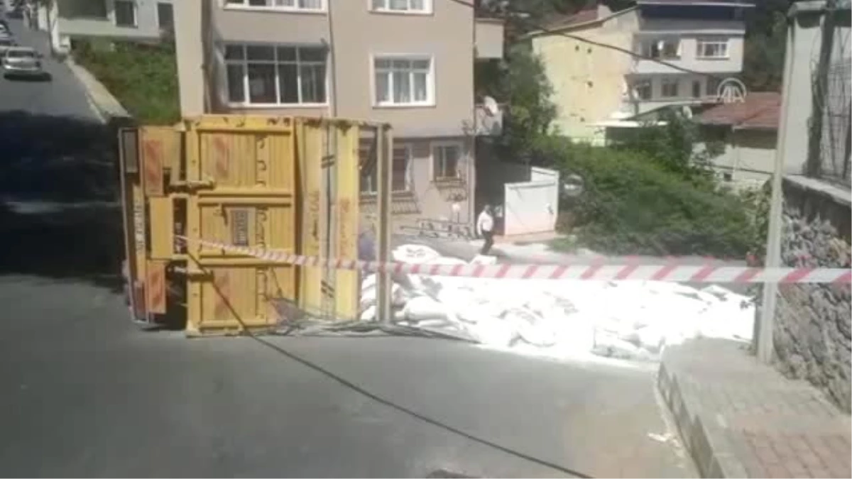 Sarıyer\'de Un Yüklü Kamyon Devrildi - İstanbul