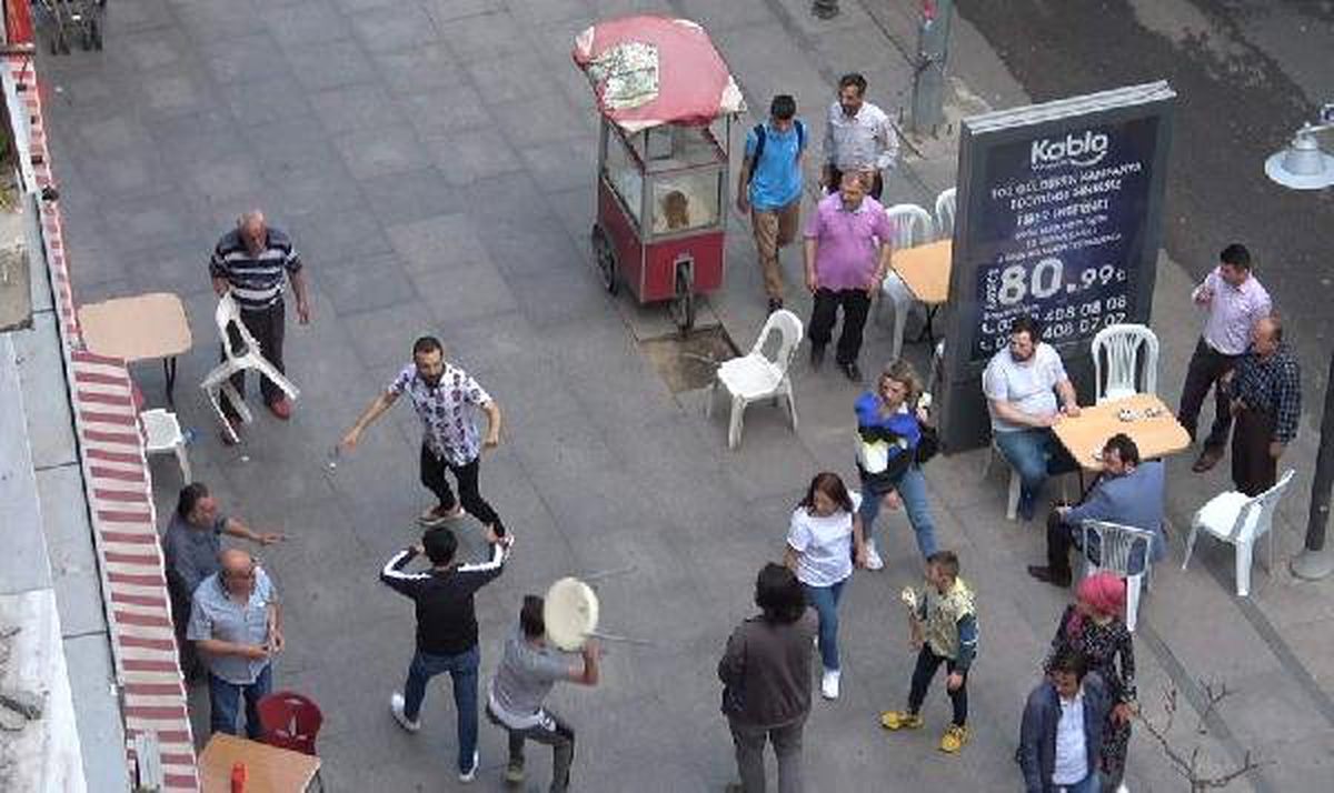 Sokak Ortasında Sandalyeler ile Kavga Ettiler