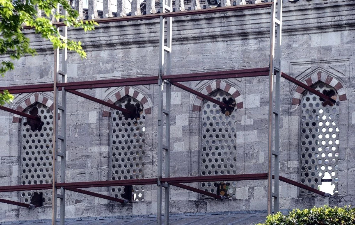 Sultanahmet Camii\'nde Camlar Kırılarak Restorasyon İskelesi Kuruldu