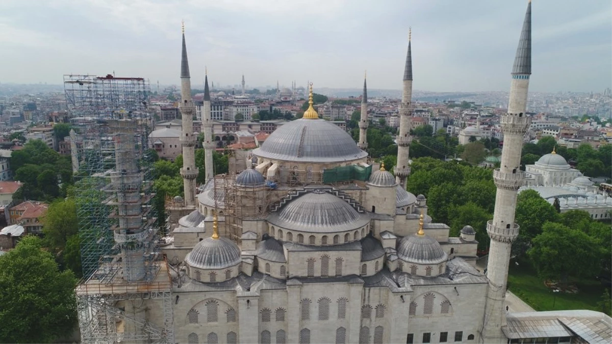 Sultanahmet Camii\'nde Camlar Kırılarak Restorasyon İskelesi Kuruldu