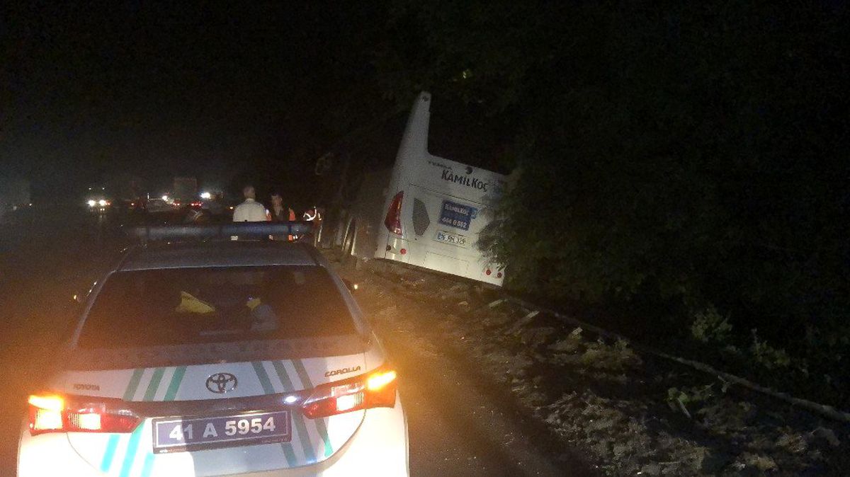 Tem\'de Otomobille Çarpışan Otobüsü Devrilmesini Bariyerler Önledi