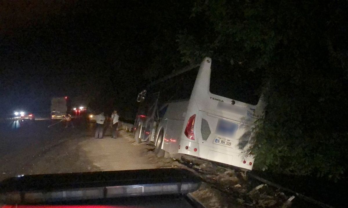 Tem\'de Otomobille Çarpışan Otobüsü Devrilmesini Bariyerler Önledi