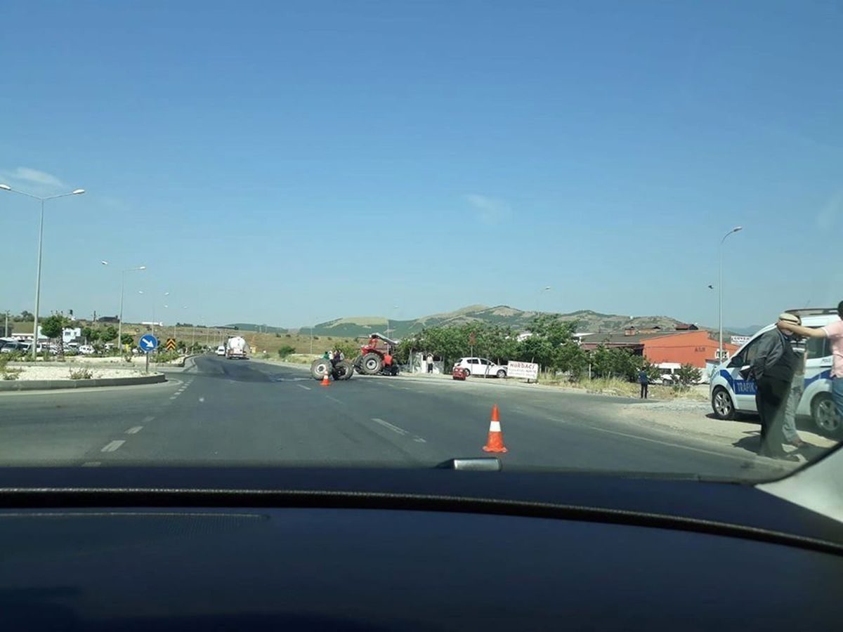 Tır ile Çarpışan Traktör İkiye Ayrıldı: 1 Yaralı