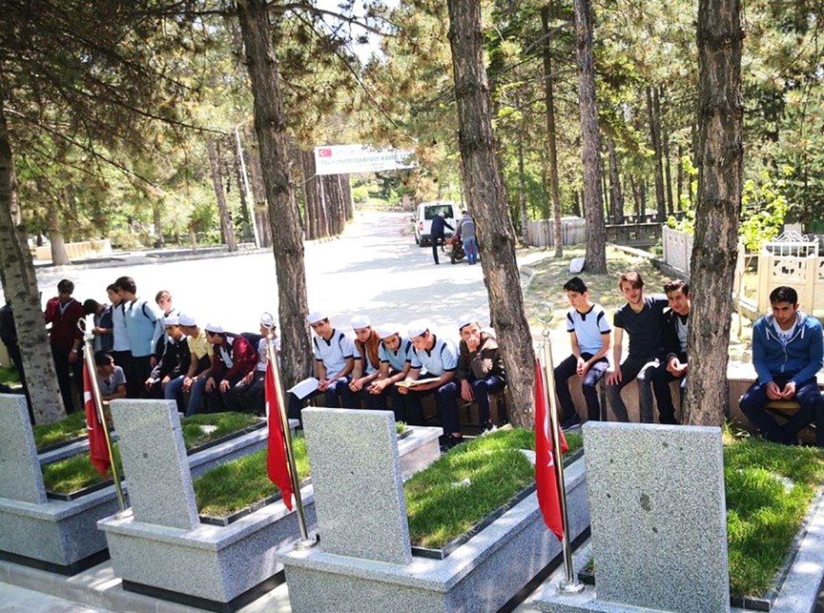 Tosya İmam Hatip Lisesi Öğrencilerinden Şehitlik Ziyareti