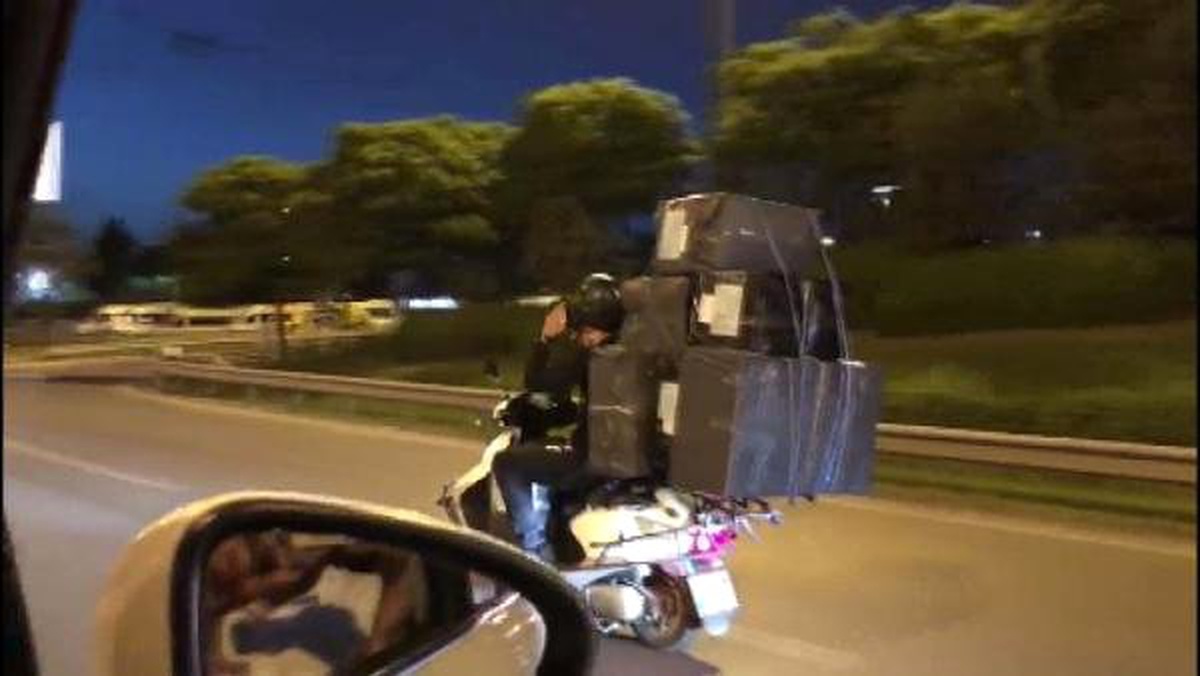Trafikte Motosikletle 8 Büyük Koli Taşıdı... O Anlar Kamerada