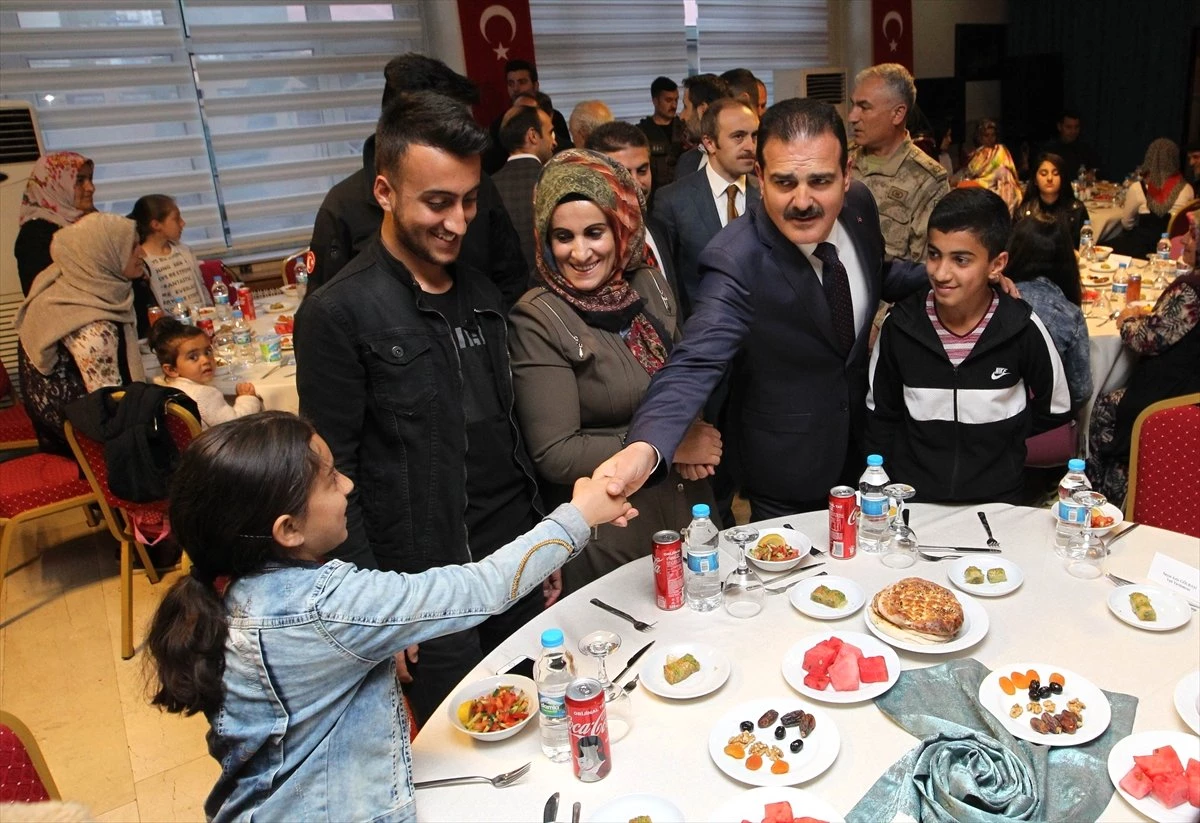 Vali Akbıyık Şehit Yakınını Makam Aracıyla Evine Gönderdi