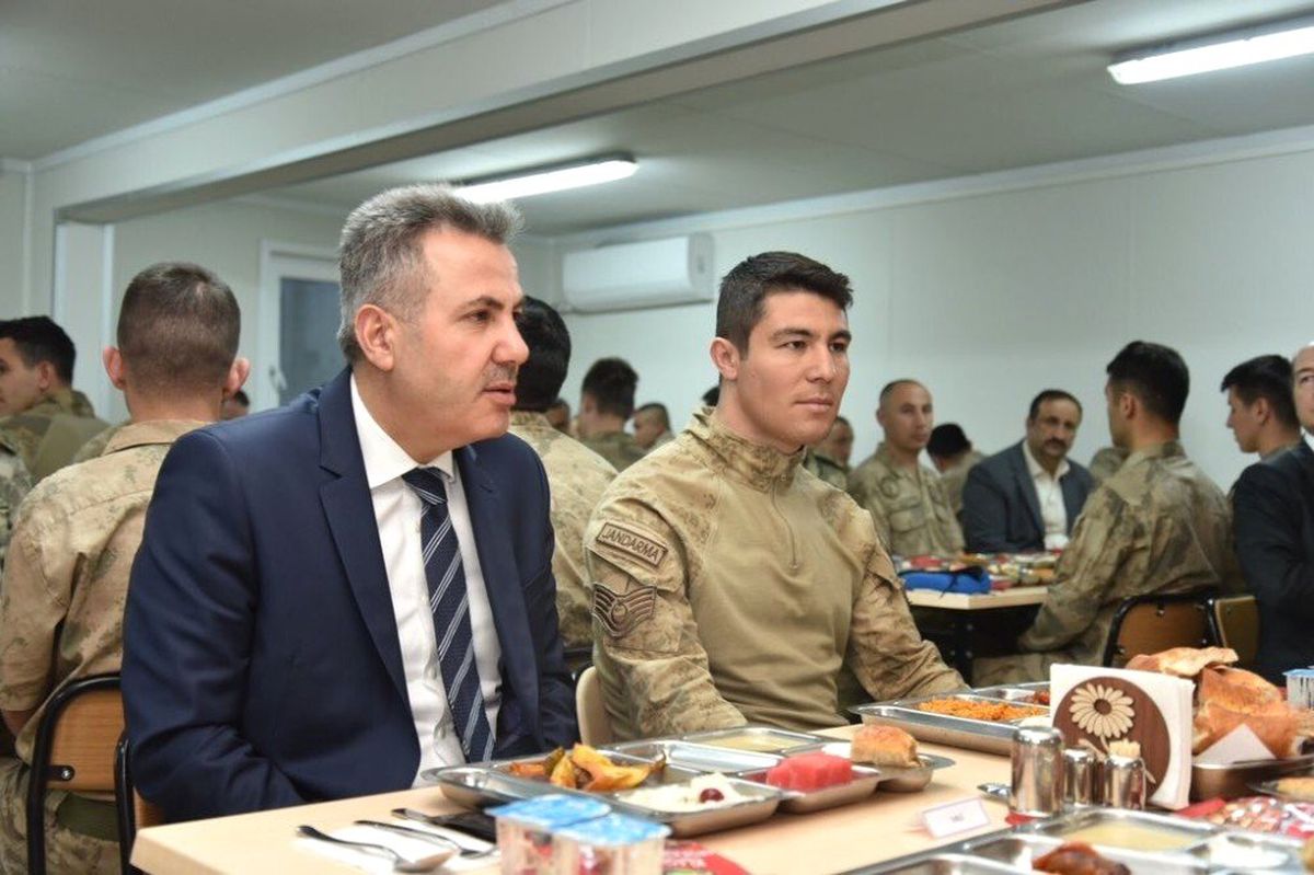 Vali Elban, Doğubayazıt\'ta Askerle İftarda Buluştu