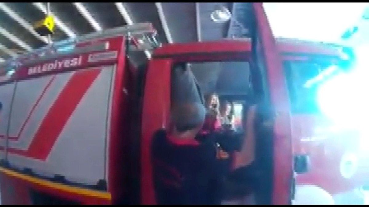 Yangını Söndürmek İçin Koşan İtfaiye Erine, Doğum Günü Sürprizi