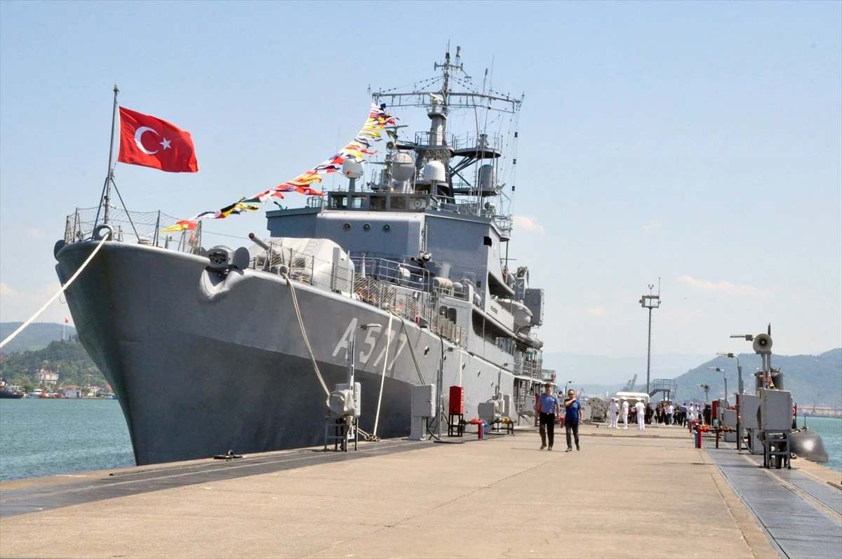 Zonguldak\'ta Askeri Denizaltı ve Okul Gemisi Ziyarete Açıldı