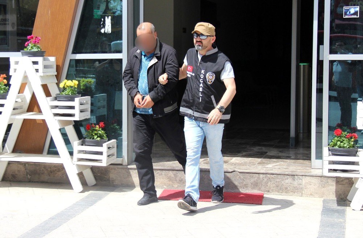 15 Yıl Hapis Cezası ile Aranan Dolandırıcı Avm Önünde Yakalandı