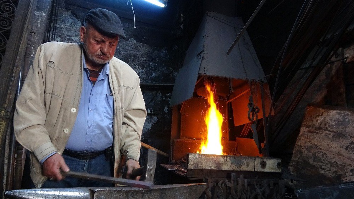 52 Yıllık Demir Ustasının Ateşle İmtihanı