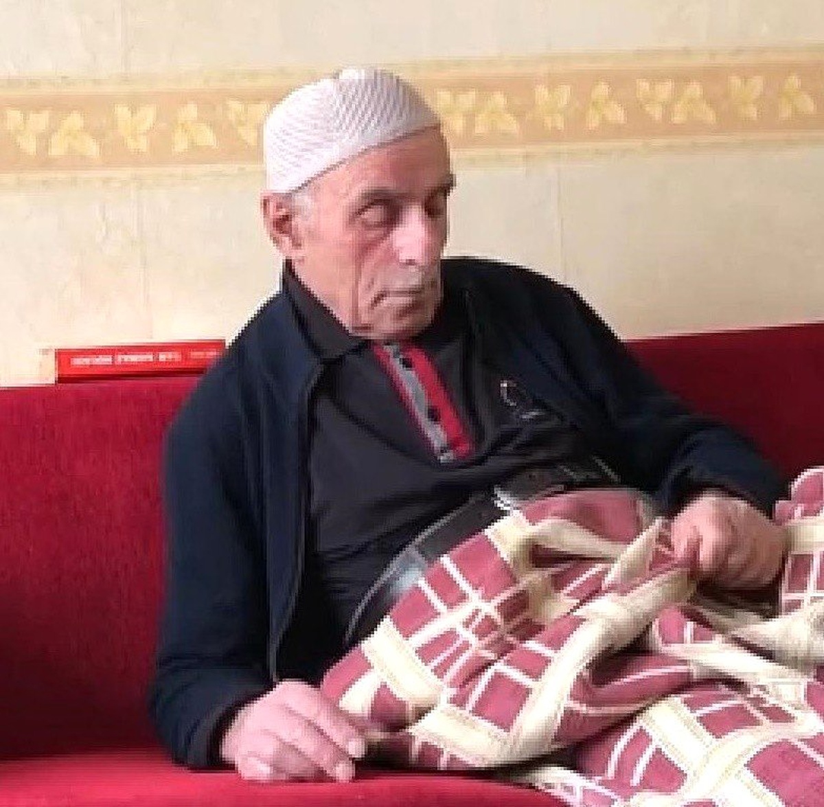 86 Yaşında Yanmayan Sokak Lambasını Değiştirmek İçin Direğe Çıkınca...