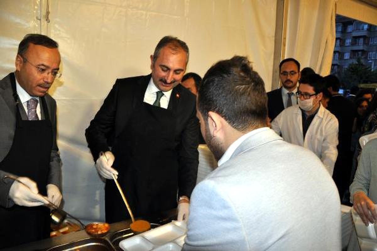 Adalet Bakan Gül, İftar Çadırında Vatandaşa Yemek Dağıttı