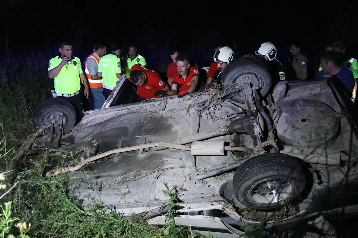 Adana\'da Otomobil Şarampole Yuvarlandı: 2 Ölü, 2 Yaralı