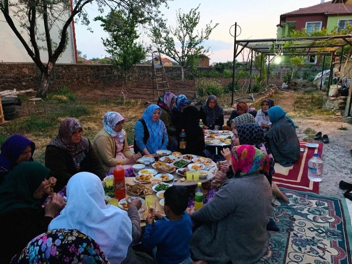 Ak Kadınlar\'dan İftar Programı