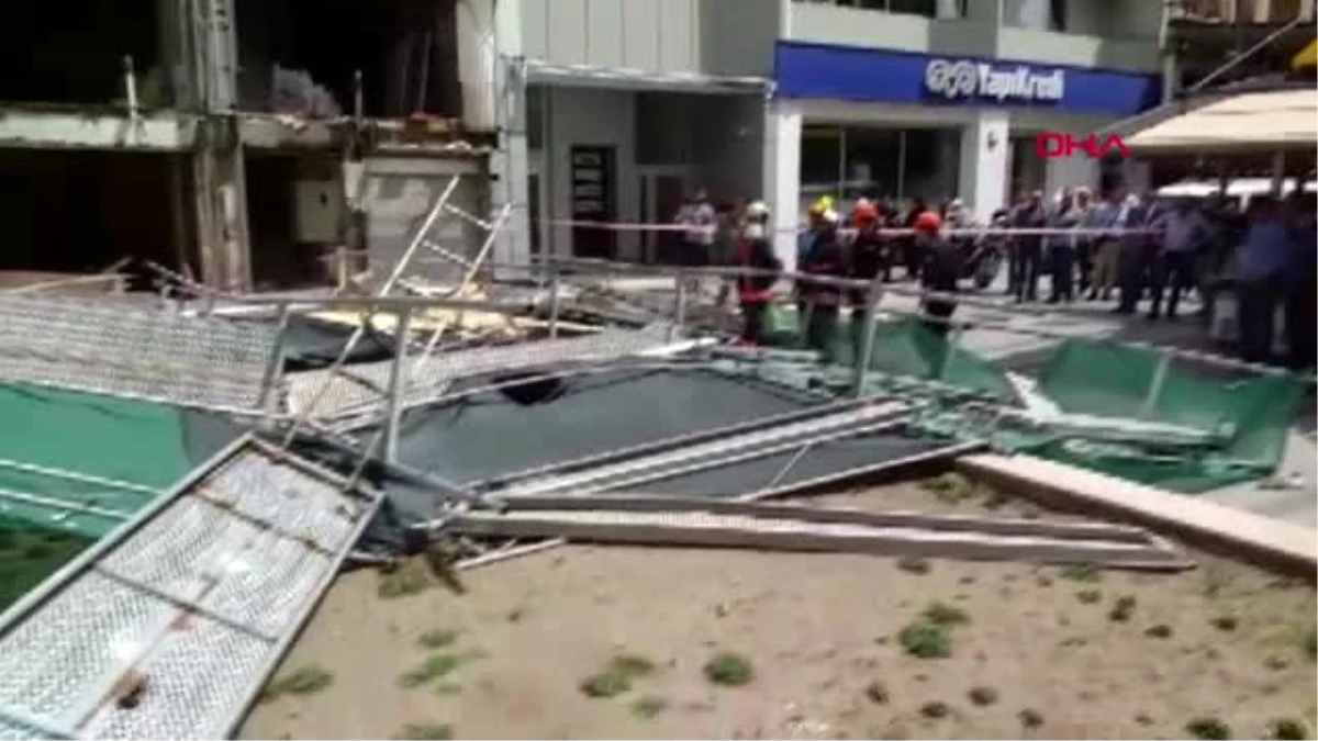 Ankara\'da İnşaat İskelesi Çöktü: Yoldan Geçen 2 Kişi Yaralandı