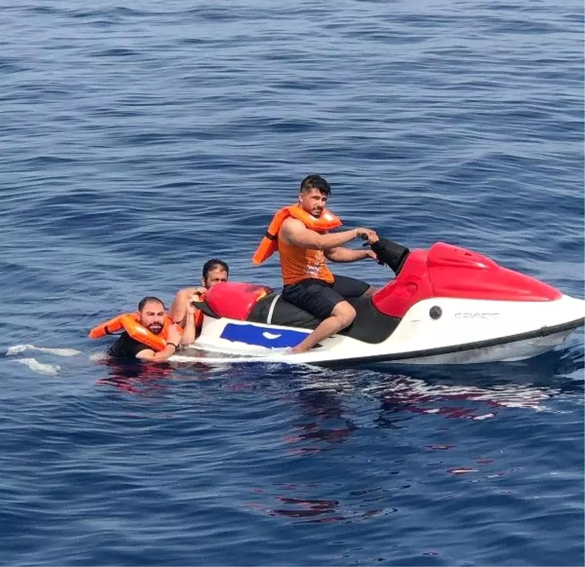 Arızalanan Jet Ski\'deki Kaçak Göçmenleri, Sahil Güvenlik Ekibi Kurtardı