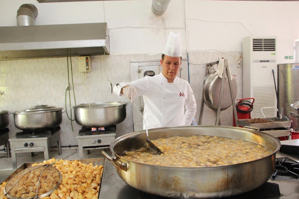 Aşevinde Pişiyor, İhtiyaç Sahiplerinin Sofrasına Gidiyor