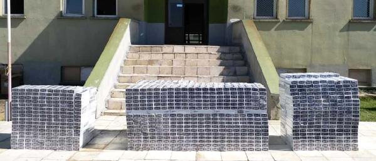 Atlarla Getirdikleri Kaçak Sigara Dolu Torbaları Atıp, İran\'a Kaçtılar
