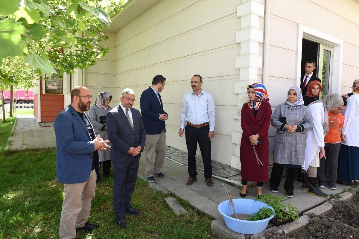 Başkan Aşgın Öğrenciler Fide Dikti