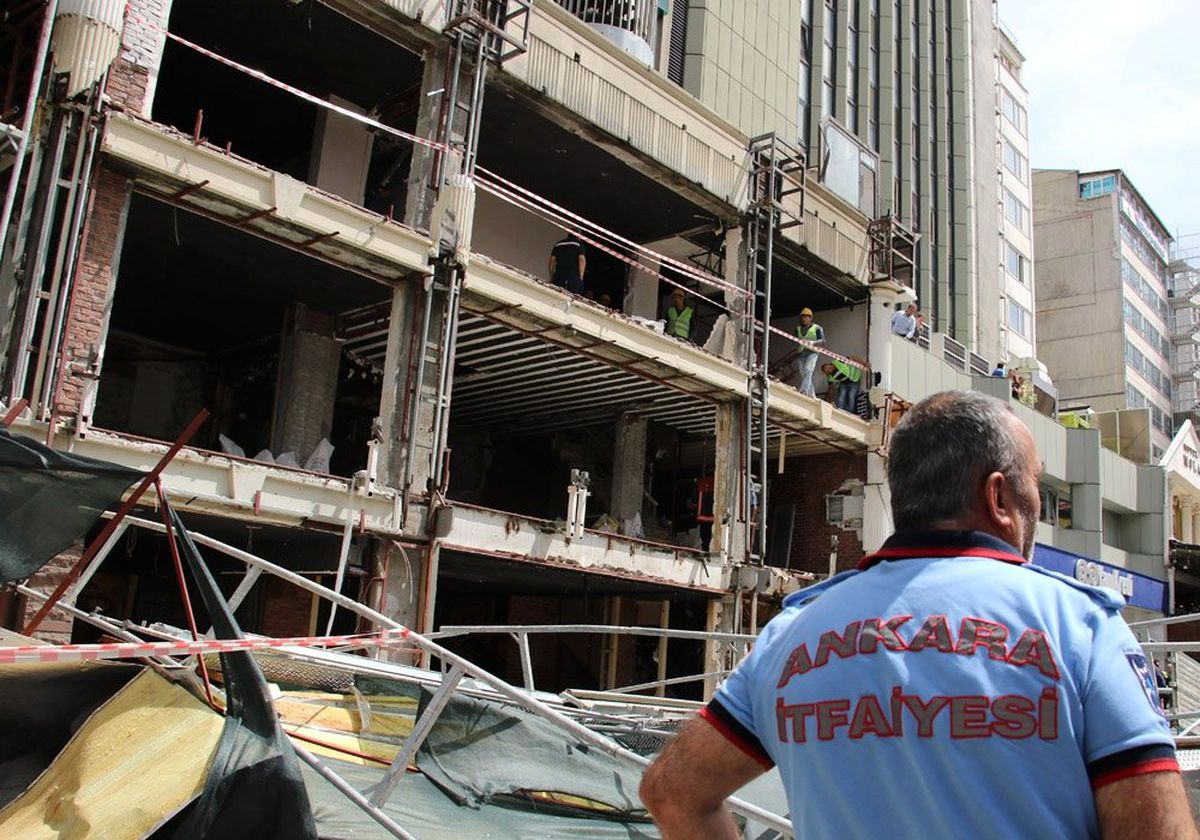 Başkent\'te İskele Çöktü: 2 Yaralı