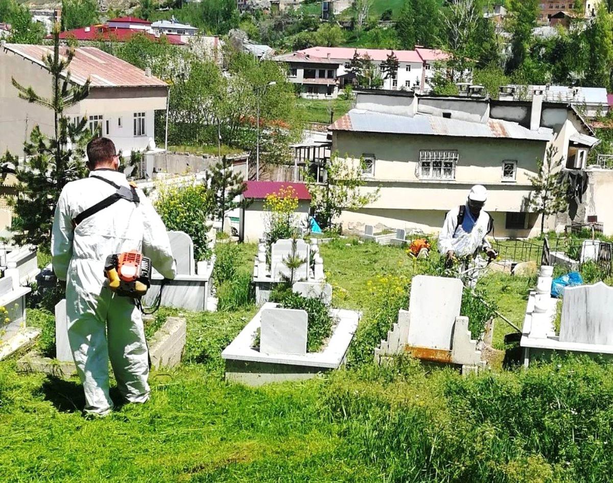 Bayburt Belediyesi Mezarlıkları Bakıma Aldı