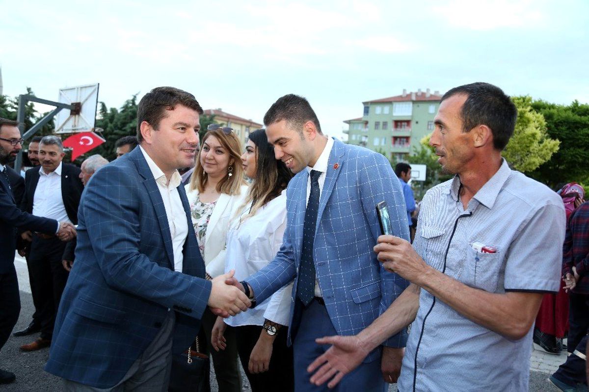 Belediye Başkanı Dinçer Vatandaşla İftarda Buluştu