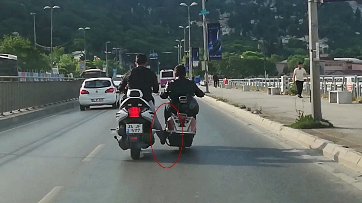 Benzini Biten Motosikleti Ayağıyla İtti