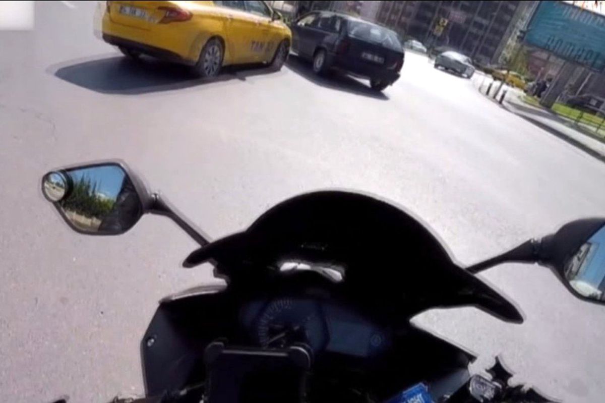 Beşiktaş Sağ Şeritten Aniden Sola Şeride Gitmeye Çalışan Otomobile Taksi Çarptı