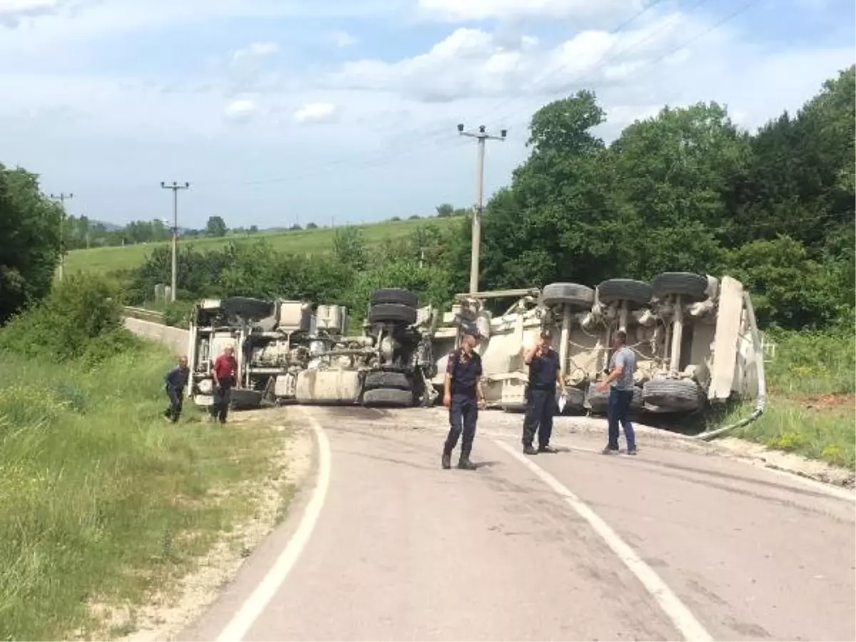 Beton Mikseri Devrildi, Sürücü Yaralandı