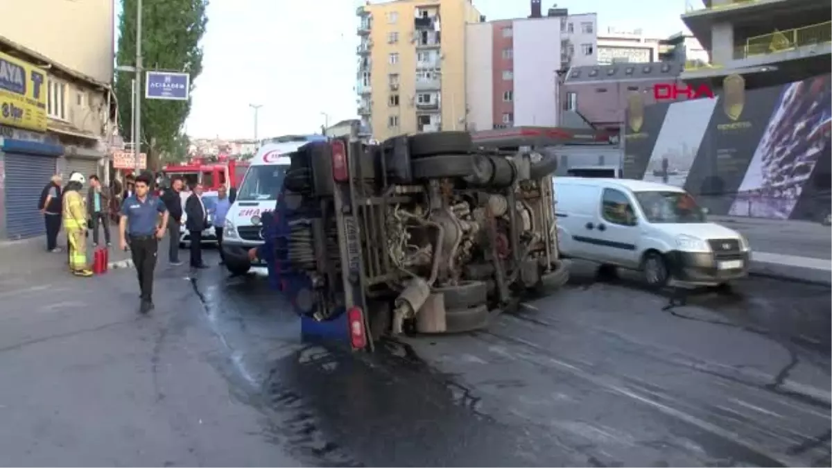 Beyoğlu\'da Temizlik Kamyonu Devrildi: 2 Yaralı